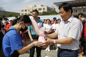 当生日遇上开学日！德州这所高校为新生送上特殊生日礼物图片