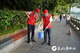 “红马甲”引领文明新风尚 贵州省委宣传部志愿服务队助力文明城市创建图片
