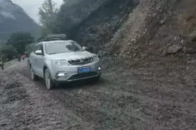 国道318线西藏波密县垮塌路段抢通便道图片