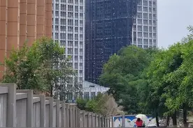 失火的大连地标留下黑色伤疤，住户有家难归，政府提供三个月房屋安置金视频封面