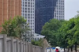 失火的大连地标留下黑色伤疤，住户有家难归，政府提供房屋安置金图片
