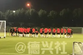 国足转入技战术演练 技术人员加紧分析澳队图片