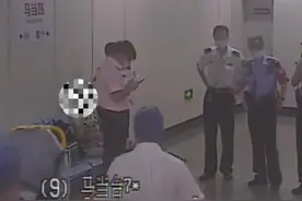 女子在上海地铁内突发晕厥，民警心肺复苏化险为夷视频封面