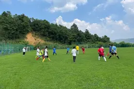 盲人怎么踢足球？这支球队的故事太励志图片