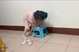 重庆5岁脑瘫女孩挑战自己换衣服，妈妈视频记录她坚强康复历程，网友泪目图片