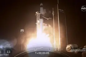 SpaceX猎鹰9号运输满载尖端科学材料的货运"龙"飞船前往国际空间站图片