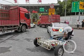 男子自改轿车当“挂车”还要闯高速：想多拉点货图片