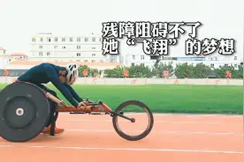 用轮椅“奔跑”30km/h！轮椅上的速度与对比赛的激情图片