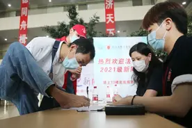 用脚写字考上法学研究生，同济大学迎来这位无臂男孩图片