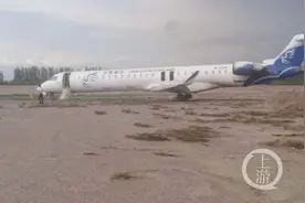 华夏航空一航班落地新疆阿克苏机场后冲出跑道，乘客从紧急疏散舱门撤离图片