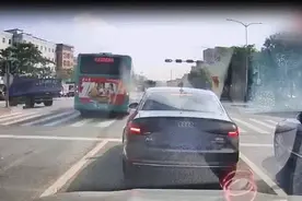 广东一公交车路口漂移甩尾！后续来了图片
