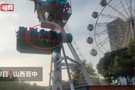 8岁男孩坐“狂呼机”被困空中，他的反应令全网点赞图片