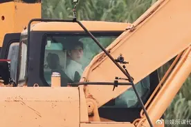 宝藏男孩陈飞宇曝开挖掘机路透 有模有样帅气十足图片