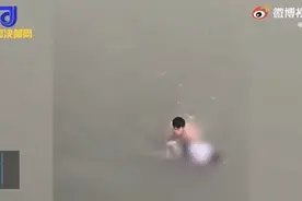 惊险！两岁儿子坠桥，不会水的妈妈跳了下去图片
