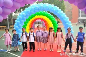 山师附小一年级新生报到首日，五对双胞胎萌翻校园图片