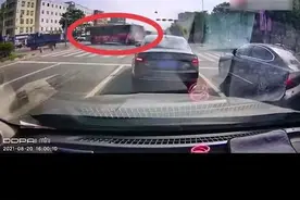 公交车竟在路口“漂移”？交警介入调查，司机已被解聘图片