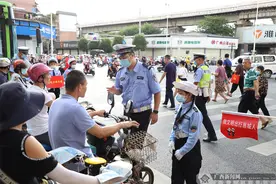 开学第一天，南宁这所小学的少年交警队准时"到岗"图片
