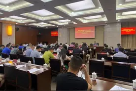 局长“服从”街道管理 脱产“下沉”办公 一次大规模的机关干部“下沉实验”正在成都进行图片