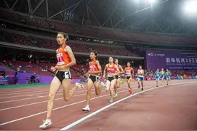 体育特长生｜丰潭中学瘦瘦小小的她，一踏上跑道就成了发光体图片