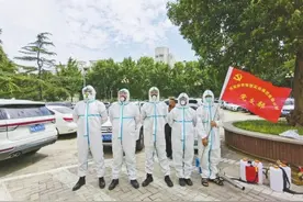 复工首日 员工们早早就到了单位“真不知道自己还是个工作狂”图片