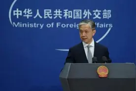 军训照=军方背景？3名中国留学生遭美方遣返，外交部回应图片