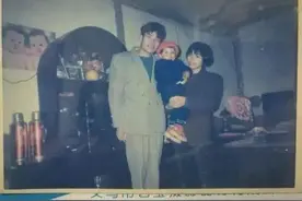 女子带瘫痪前夫改嫁照顾16年，现任与前任亲如兄弟图片