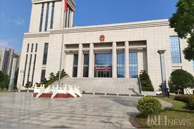 江西“16岁少年被8人持刀围殴反杀一人被判10年”案二审开庭，母亲盼儿子无罪释放图片