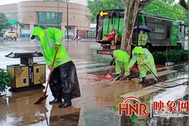 开封市示范区城管局：环卫工全员“上岗”清路面图片