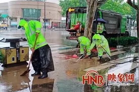 开封市示范区城管局：环卫工全员“上岗”清路面图片