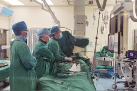 三根大血管堵了两根半，冠脉微创技术挽救男子“濒死”的心脏图片