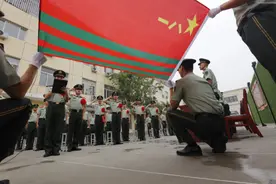 敬上最后一个军礼，这些钢铁男儿泪流满面图片