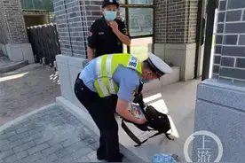 妈见打！新学期刚报完到，小迷糊就把新校服和课本都弄丢了图片