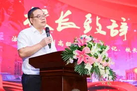 “每一个你们，都在我眼里熠熠生辉！”杭州高级中学新任校长唐新红在开学典礼上这样说图片