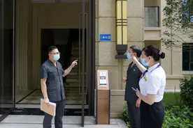 装修师傅砸完墙才发现走错房间，业主赶到时门窗都已经被拆了图片