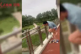 万幸！儿子落水妈妈救人双双溺水，被众人合力救下…图片