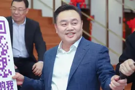 52岁黄光裕，忙得不亦乐乎图片