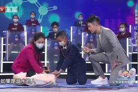北京中小学生齐上公共安全第一课，学生现场体验AED设备使用图片