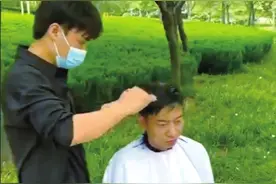 8名年轻理发师连续11天为3000多名市民义剪“别的我也不会，就想为郑州出一份力”图片