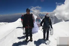 玻利维亚一对新人登上海拔6400米雪山举办婚礼图片