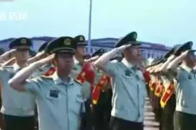 500余名天安门广场卫士退役 向国旗敬礼图片