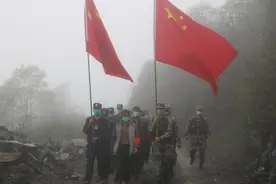 云海之上的守护者图片