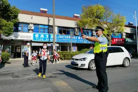 【最新】开学首日，沪3.2万安保力量参与护校工作图片