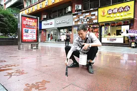 浏阳六旬大爷自制板凳 以水为墨 以地为纸书写大字图片