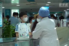 眼镜“戴上就摘不掉”？听听专家怎么说视频封面