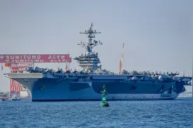 日媒：美国卡尔文森号航母驶离横须贺港，英国航母马上要来图片