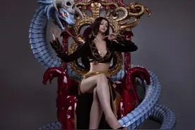 比例完美！1米94俄妹COS《海贼王》女帝：极致还原图片