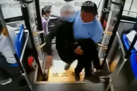 公交司机“公主抱”六旬残疾老人上下车：看到困难群众就该主动帮忙图片