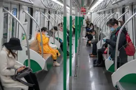 北青快评 | 地铁保安野蛮拖离女乘客是失范的秩序管理图片