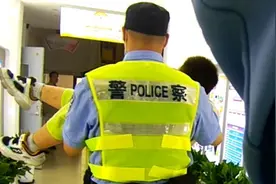 萌娃不想上学全身都在抗拒，民警叔叔“公主抱”一招化解
