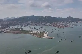 中国北方最大渔港石岛渔港两千艘渔船扬帆起航图片